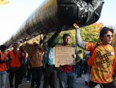 Protesters carry an inflatable Keystone Xl pipeline around the White House during the Nov. 6th rally. (Photo: Marine Jaouen)