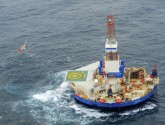 US Coast Guard rescues crew of Shell oil rig Kulluk off Alaska, December 29, 2012 (USCG photo/Sara Francis)
