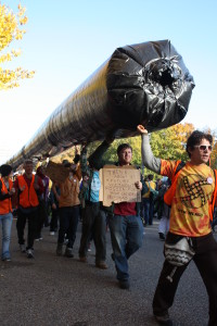 Protesters carry an inflatable Keystone Xl pipeline around the White House during the Nov. 6th rally. (Photo: Marine Jaouen)