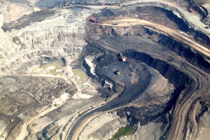 Tar sands mining in Alberta, Canada. Photo: Chris Evans, The Pembina Institute, www.oilsandswatch.org