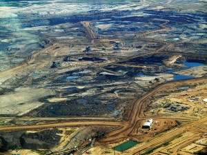 Tar sands extraction, Alberta (flickr/Howl Arts Collective)