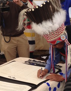 Chief Earl Old Person of the Blackfeet Nation signs the Buffalo Treaty.  Photo: Amanda Hardy/WCS. 