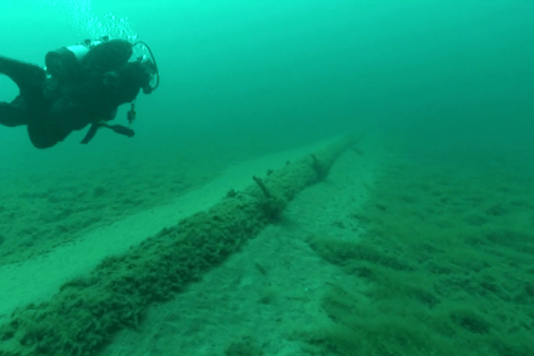 Diver examines oil pipeline under the Straits of Mackinac, where Lakes Michigan and Huron meet. Photo / National Wildlife Federation